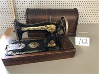 SINGER SEWING MACHINE AND CASE
