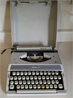 Royal manual typewriter with case