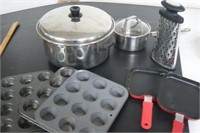 Kitchen lot - pots, greater, mini muffins, mini pa