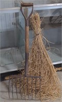 (AB) Vtg grass rake with dry grass decor