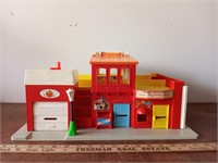 Fisher Price Theater "Play Family Village"