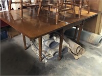 Maple dining room table with 4 leaves