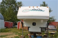 Globetrotter 9' truck camper- Electric Jacks