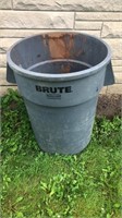Brute Rubbermaid Commercial 44 Gallon Trash Can