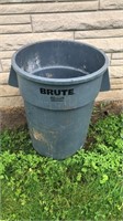 Brute Rubbermaid Commercial Products 44 Gallon