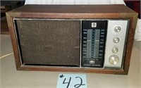 Vintage RCA Solid State AM/FM Radio Rosewood