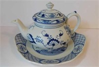 Blue & white teapot marked TK, spout has 2 tiny