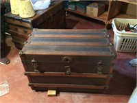 ANTIQUE LIFT TOP TRUNK - HAS THE TRAY -NICE TRUNIK