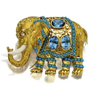 Blue topaz and elephant pendant brooch in 18k gold