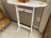 SMALL WOODEN ACCENT TABLE