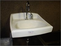 Poceline handsink with hardware