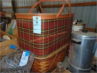 2 PICNIC BASKETS