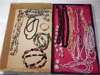 Lot Vintage Costume Jewelery Necklaces Earrings #2