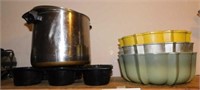 3 Bundt pans - Small stockpot with lid - set of 6