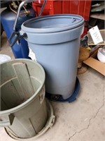 BLUE & GREEN PLASTIC TRASH CANS W/ LIDS