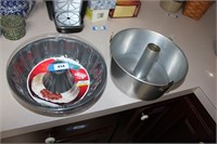 2 bundt pans, 1 is new in wrapper