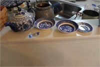 small tea pot bella casa by ganz, 2 small bowls