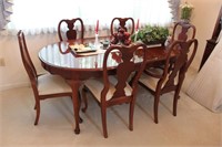 DINING ROOM TABLE 2 leaves AND 6 CHAIRS