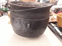 VINTAGE CAST IRON FOOTED POT WITH HANDLE