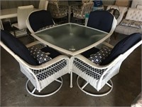 Wicker Table / Chair Set (Near New W/ Cushions)