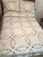 full size quilt & 4 pillows