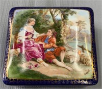 Hand painted signed covered porcelain box, Boîte