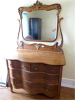Antique oak dresser with ornate mirror. Has (4)