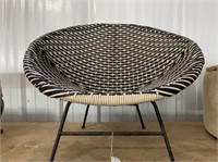 RETRO WOVEN CHAIR WITH METAL BASE