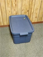 Rubbermaid tote - 22x15x12"