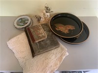 Assorted lot, tablecloth, wood trays