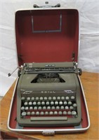 Royal manual typewriter - Quiet Deluxe- Keys stick