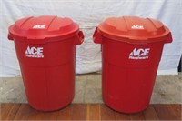 Ace Hardware plastic trash can w/lids