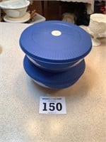 2 rubbermaid bowls with lids