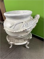 Large flower pot with lizard