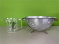 Metal strainer & 2 1/2 cup measuring cup