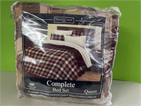 Queen size comforter.  Comforter only