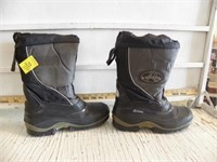 SIZE 8 R.U. OUTSIDE SNOW BOOTS