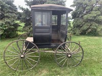 ANTIQUE CARRIAGE HORSE DRAWN BUGGY