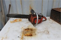 VINTAGE HOMELITE CHAINSAW (PULLS FREE)