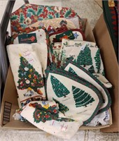 Box of Christmas Hand Towles/Pot