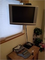 651- Sylvania 20" TV W/ Swivel Mount & DVD Player