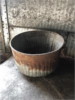 Ribbed bushel basket with metal handles