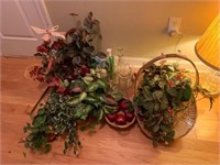 LOT OF FLORAL ARRANGEMENTS AND WREATHS