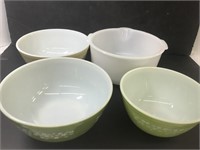 Four Pyrex-type bowls.