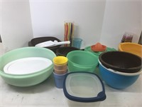 Assortment of older Tupperware and Rubbermaid