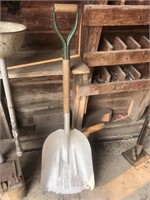 Aluminum scoop shovel