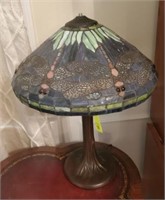 QUOIZEL STYLE STAINED GLASS LAMP