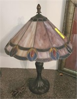 QUOIZEL STAINED GLASS LAMP