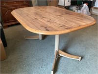Wood kitchen table with lief