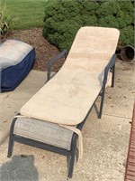 Patio lounger with pad